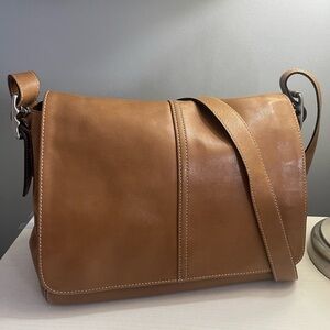 Coach Leather Cross body OR shoulder bag in Tan - Classic Smooth Leather